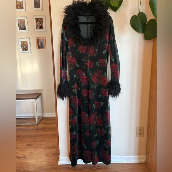 🍀sold🍀NWT - Dolls Kill Widow - Velvet Rose Duster with Faux Fur - Picture 4 of 12